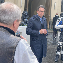 Reiner Brendicke IVM und Rolf Frieling Biker Union im Gespraech mit Bundesverkehrsminister Andreas Scheuer