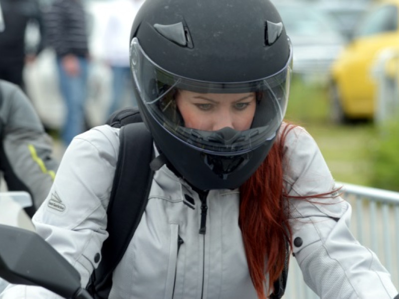 Frau auf Motorrad