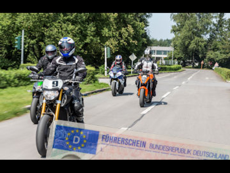 Kachel Fuehrerscheinzahlen