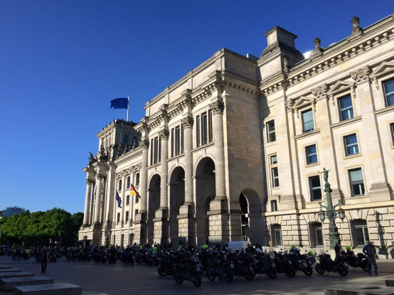 Motorraeder vor Reichstag