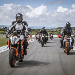 IDM Nuerburgring Motorradkorso Foto Motor Presse Stuttgart