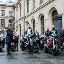 Matthias Haasper Institut fuer Zweiradsicherheit ifz uebergibt das BAGMO Strategiepapier an Bundesverkehrsminister Andreas Scheuer Copyright BMVI