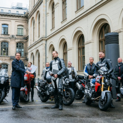 Matthias Haasper Institut fuer Zweiradsicherheit ifz uebergibt das BAGMO Strategiepapier an Bundesverkehrsminister Andreas Scheuer